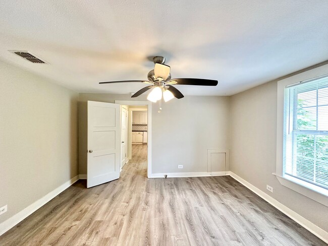 Building Photo - Available Now! Charming & Updated 3-Bedroo...