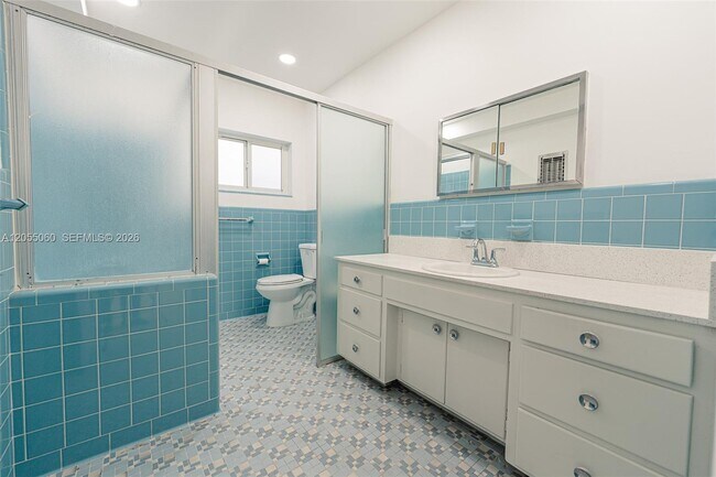 Building Photo - 580 University Dr