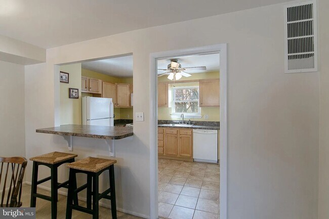 Building Photo - 933 Elm Rd