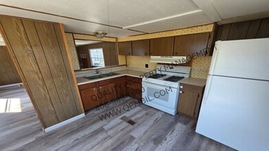 Building Photo - 3955-3956 BLUEBIRD MOBILE CT