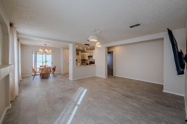 Building Photo - 4031 Cresta Park Ave NW