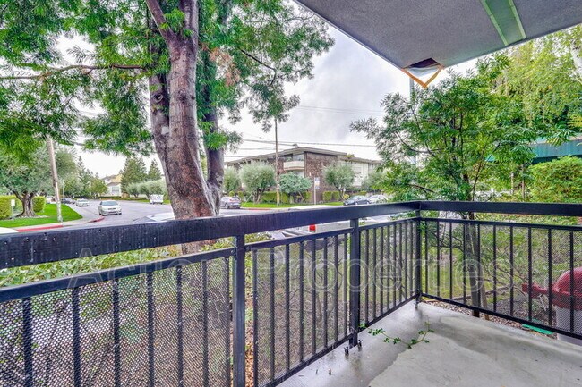 Building Photo - 181 Del Medio Ave