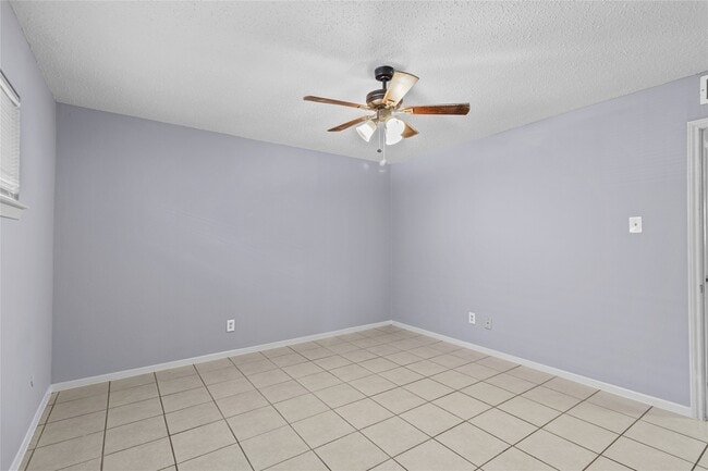 Building Photo - 1016 E Tri Oaks Ln