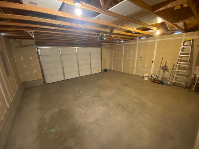 Building Photo - Single level with no carpet!  Ready to ren...