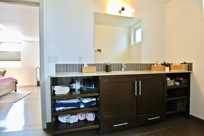 Building Photo - Modern, Stand Alone Home in the heart of Ballard!