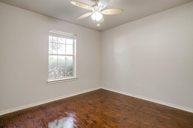 Building Photo - Cozy 3 Bed, 2 Bath Home Minutes Away from ...