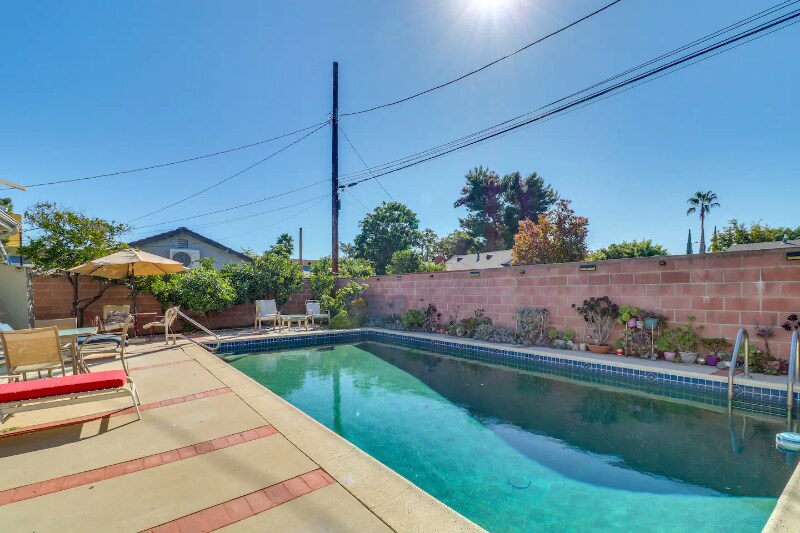 Primary Photo - 16332 Nordhoff St