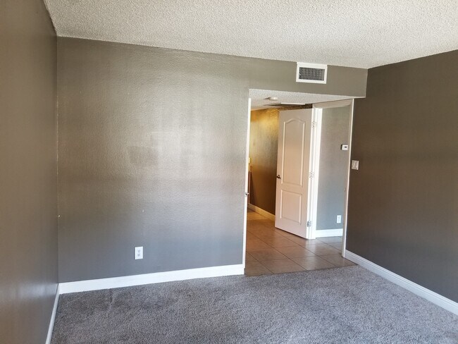 Building Photo - *HCVP considered*DOWNSTAIRS 1BD 1BA CONDO!