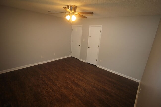 Building Photo - Move In Special!! 1/2 Off First Month's Re...
