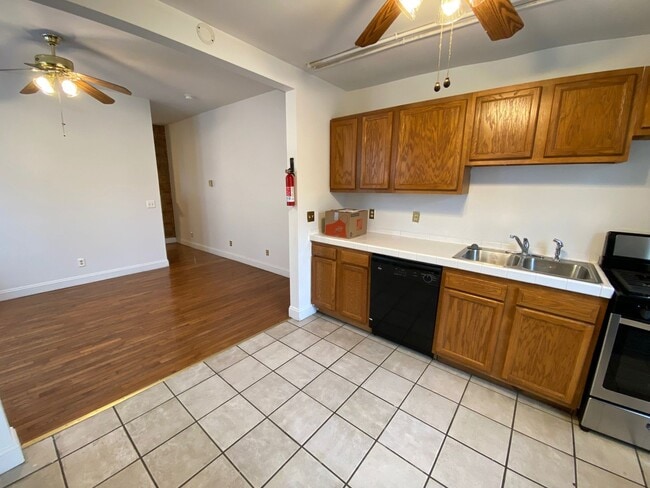 Building Photo - Highland 1557-1559 1557HSLLC