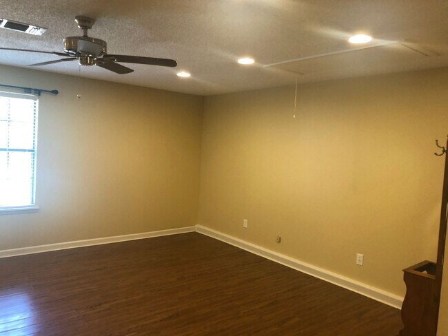 Building Photo - 2 Bedroom Single Family