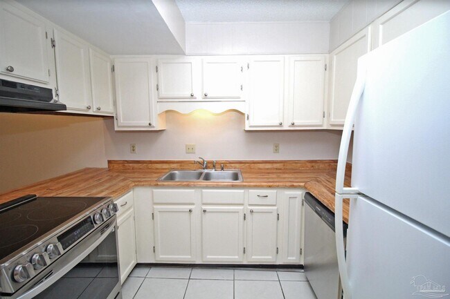 Building Photo - 8113 Stonebrook Dr
