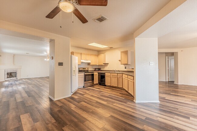 Building Photo - 7910 Lattimer Pond