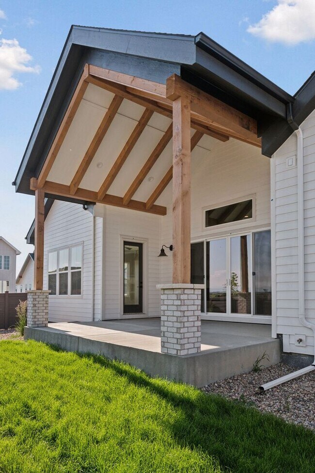 Building Photo - New Charming Berthoud Home with Modern Com...
