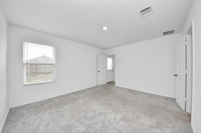 Building Photo - 833 Vlg Brk Dr