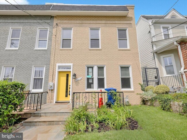 Building Photo - 4210 4th St NW