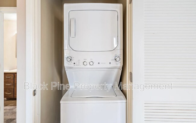 Building Photo - 323 W Jefferson St