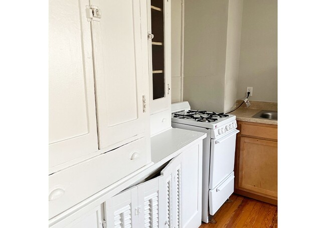 Building Photo - 3027 Clifton Ave