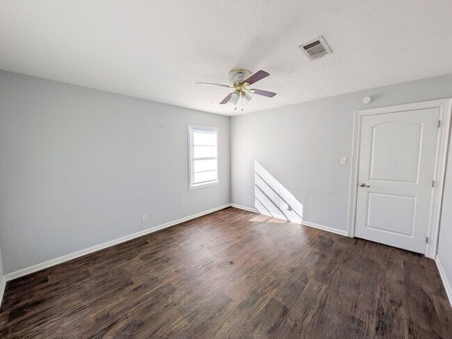 Building Photo - 5150 Parkview Dr