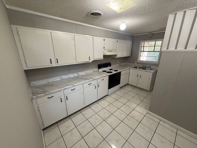 Building Photo - 121 N Robinson St