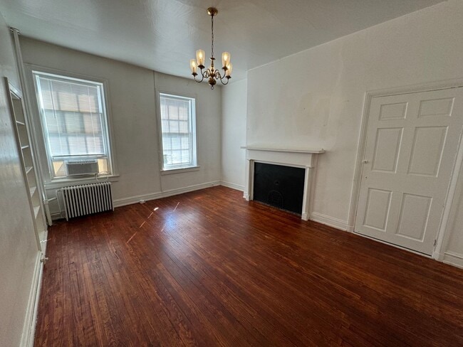 Building Photo - Old World Charm Second-Floor Apartment - Limted Time Offer