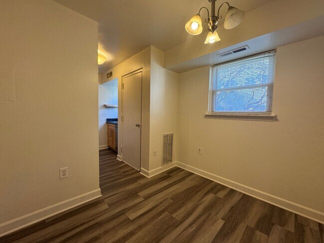 Building Photo - Spacious 1 Bed 1 Bath Condo With Balcony In Mayflower Square