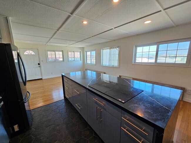 Building Photo - 3-Beds, 1.5-Bath Apartment with One tandem...