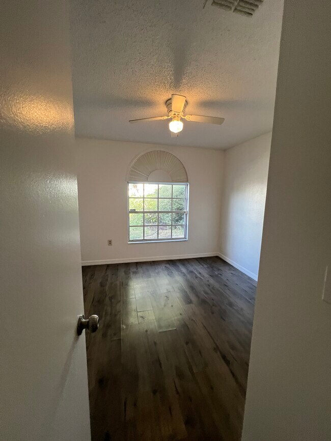 Building Photo - 667 Lake Dexter Cir