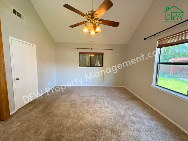 Building Photo - Charming 3-Bedroom Home with Sunroom & Spacious Backyard in Irving!