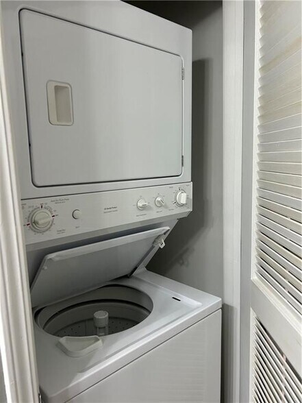 Building Photo - 1000 Providence Pl