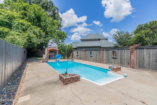 Building Photo - 300 Oak Hollow Dr