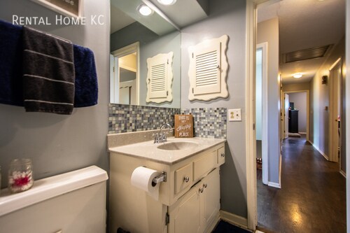 Building Photo - Remodeled Ranch w/Fin Bsmt Fenced Yard in ...