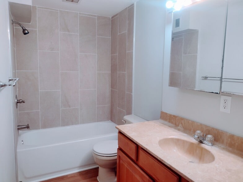Building Photo - 5455 Hildebrand Ct