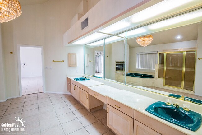 Building Photo - Stunning & Spacious 4Bdm 3.5Ba Home Located in the Heart of Las Vegas.