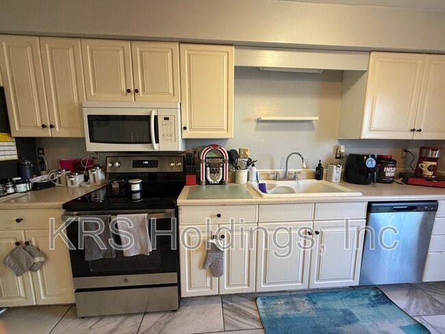 Building Photo - 6040 Capital Pl