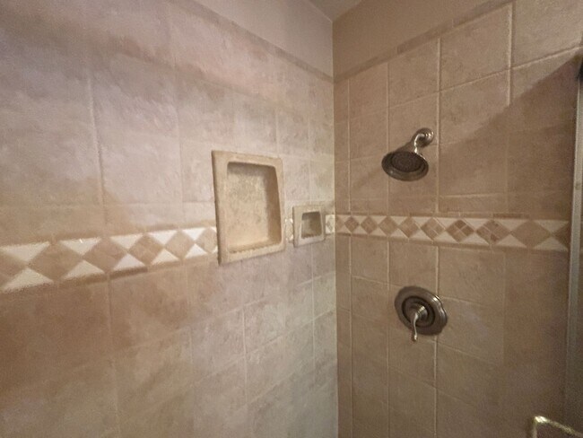 Building Photo - Beautiful 3 bed 2.5 bath townhouse in Spanish Trails!