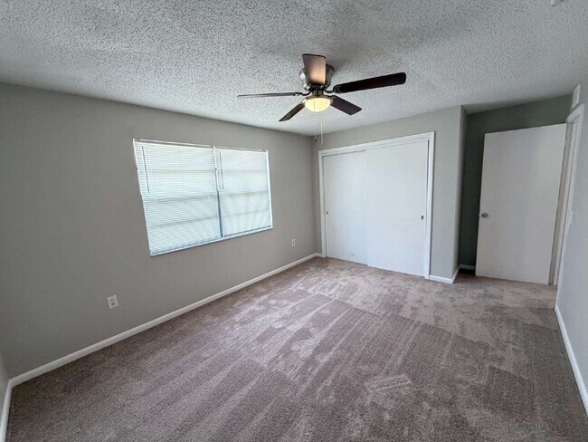 Building Photo - "Charming 3-Bedroom Home with 2 Full Baths in Prime Lakeland Location!"