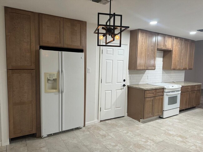 Building Photo - 431 Evergreen Dr