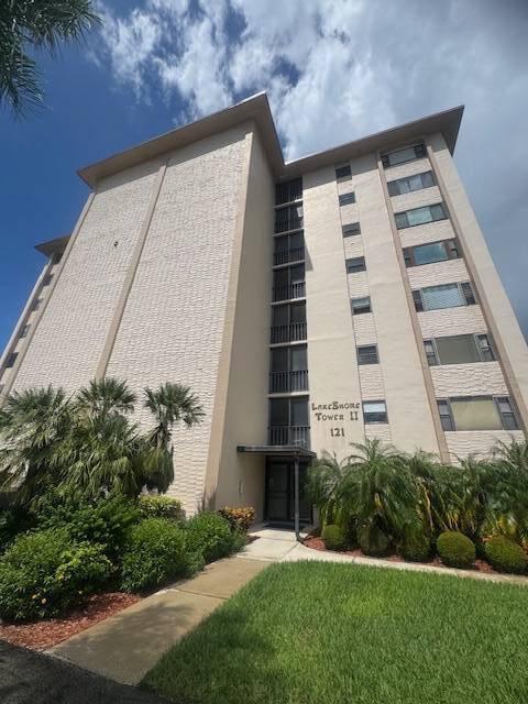 Building Photo - 121 Country Club Dr