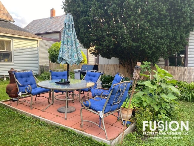 Building Photo - Adorable 2 bedroom home in Winooski with large backyard!