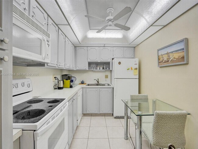 Building Photo - 3113 S Ocean Dr