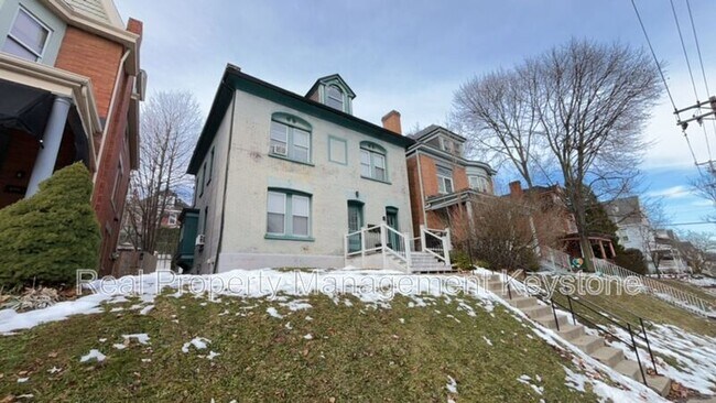 Building Photo - 923 Chislett St