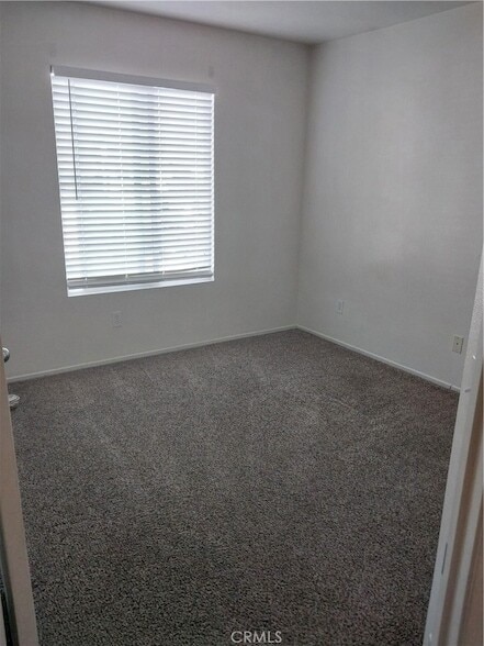 Building Photo - 935 Redtail Dr