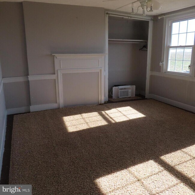 Building Photo - 1410 Gillan Dr