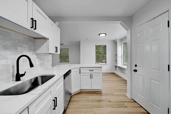 Building Photo - 8 bed 5 Bath house in center of West campus Pre Lease Aug 2026