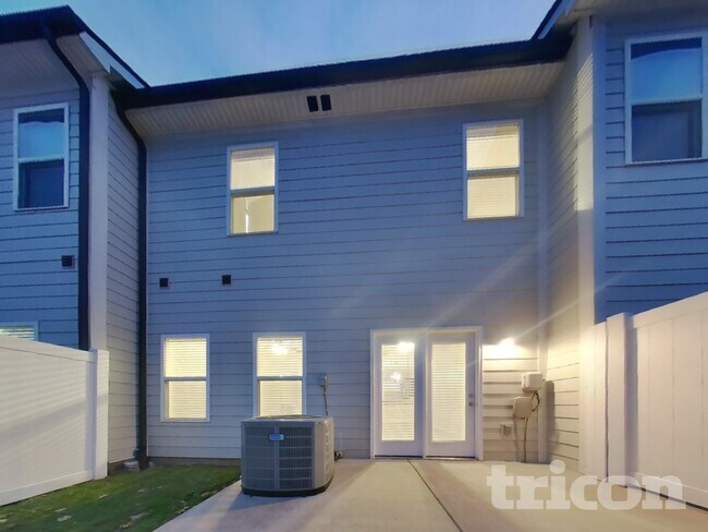 Building Photo - 502 Hickory Leaf Ct