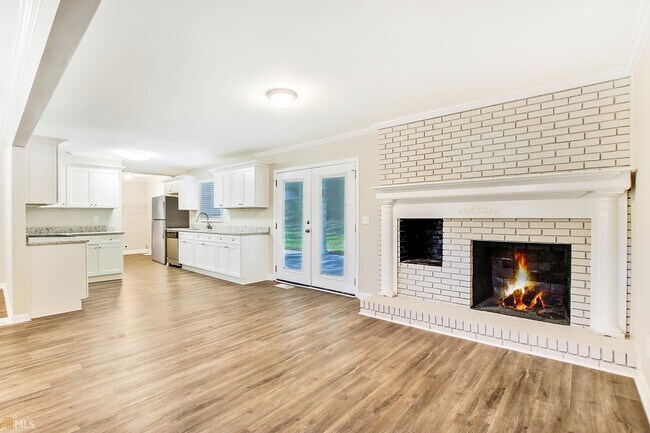 Building Photo - 3661 Collins Dr
