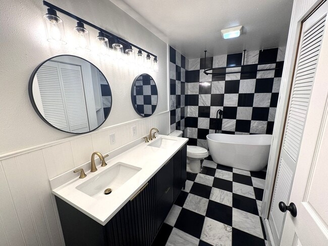 Building Photo - 2005 8th Ave N