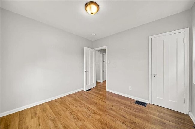 Building Photo - 926 E 19th Ave