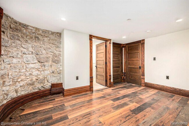 Building Photo - 701 W Canfield St